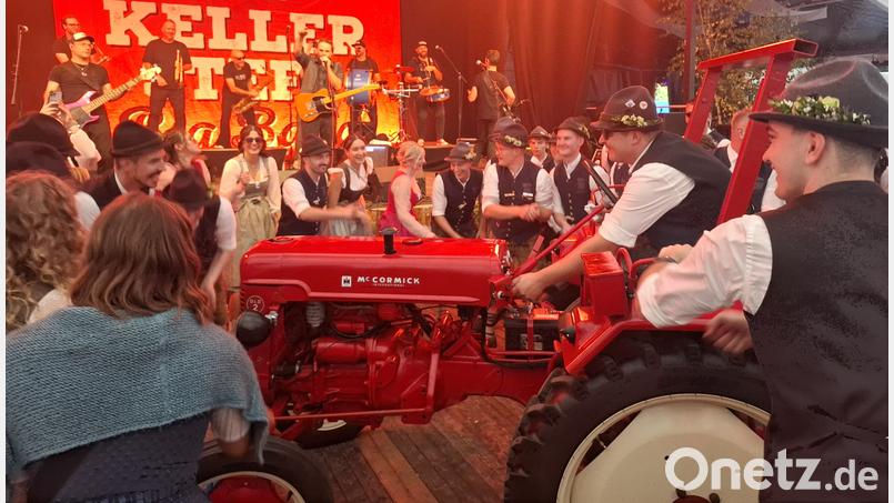 Der Bulldogfahrer des Kirwavereins vor der Bühne: passend zum &quot;Bulldogfahrer&quot;-Lied der Keller Steff Big-Band. Bild: jua