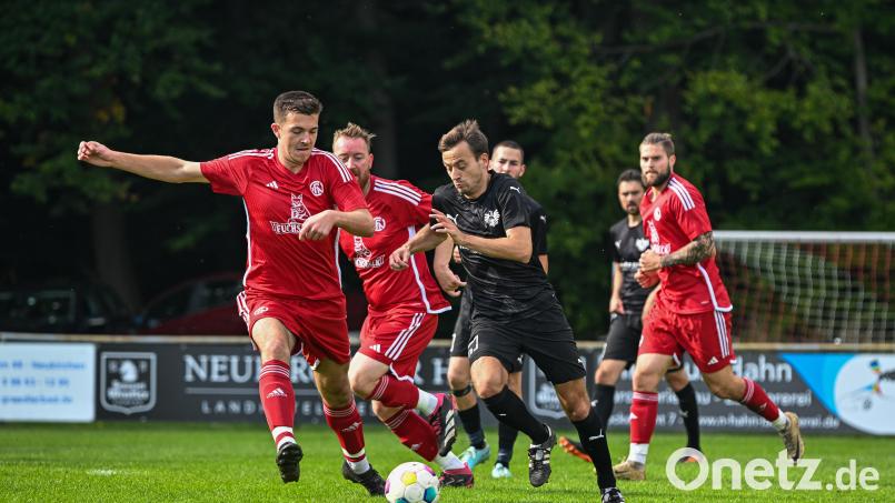 Der Zug hat keine Bremse: Julian Trager und die DJK Ensdorf sind in Neukirchen kaum zu stoppen. Bild: Loeffler, Jonas