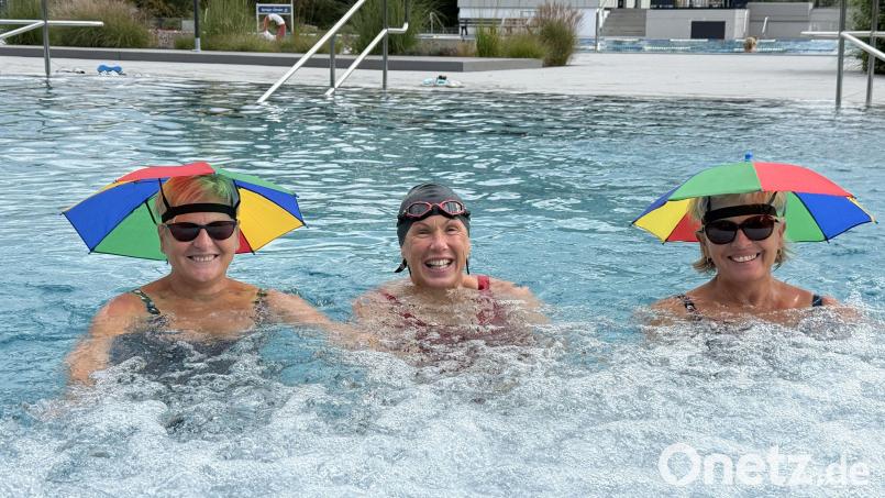 Christine und Angie (von links, in der Mitte Karin) machten eine Art Faschingsgaudi aus dem Saisonschluss und gingen mit bunten Sonnenschirmen als Kopfbedeckung ins 29 Grad warme Erlebnisbecken. Bild: Petra Hartl