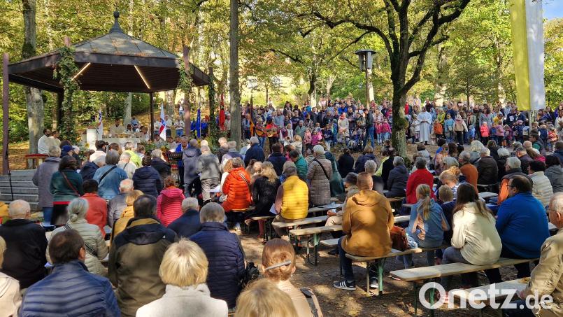 Weil St. Marien und Herz Jesu erstmals gemeinsam Erntedank feierten, waren deutlich mehr Gläubige als sonst im Gottesdienst am Annaberg – darunter auch circa 150 Kinder mit ihren Eltern. Bild: Tobias Gräf