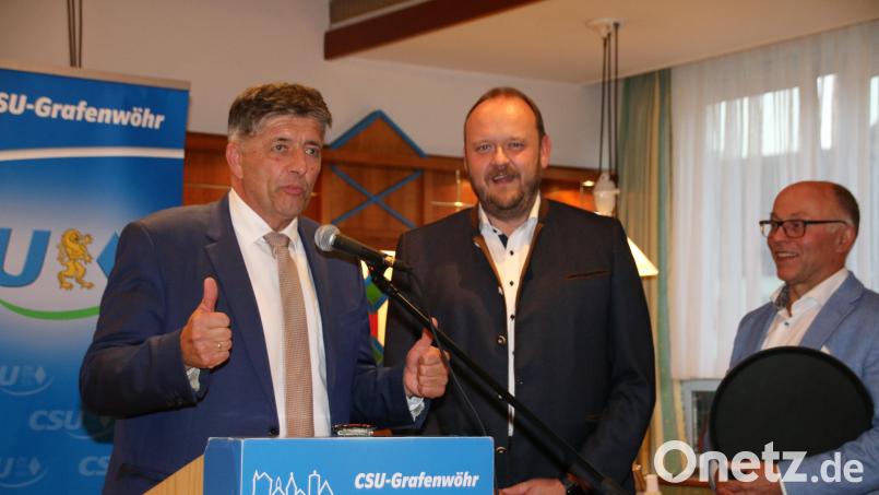 Daumen hoch: Bürgermeister Edgar Knobloch freut sich mit Landrat Andreas Meier und Stellvertretendem Landrat Albert Nickl (von links) über sein 100-prozentiges Nominierungsergebnis. Bild: sne
