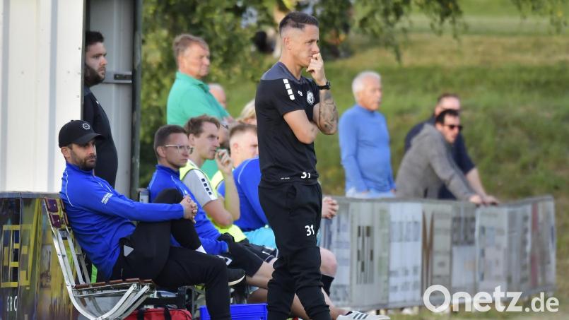 Sven Seitz (rechts) musste am Wochenende mit Gelb-Rot von der Trainerbank in den Zuschauerbereich. Die Mannschaftskasse des Teams freut&#039;s. Archivbild: Hubert Ziegler