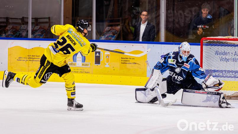 Irgendwie musste es so kommen: Ausgerechnet der Ex-Devil Daniel Bruch (links) scheitert im Penaltyschießen am bockstarken Felix Noack. Der Goalie bescherte den Devils mit seiner Leistung den Extrapunkt in einem spektakulärem Spiel. Bild: Werner Moller