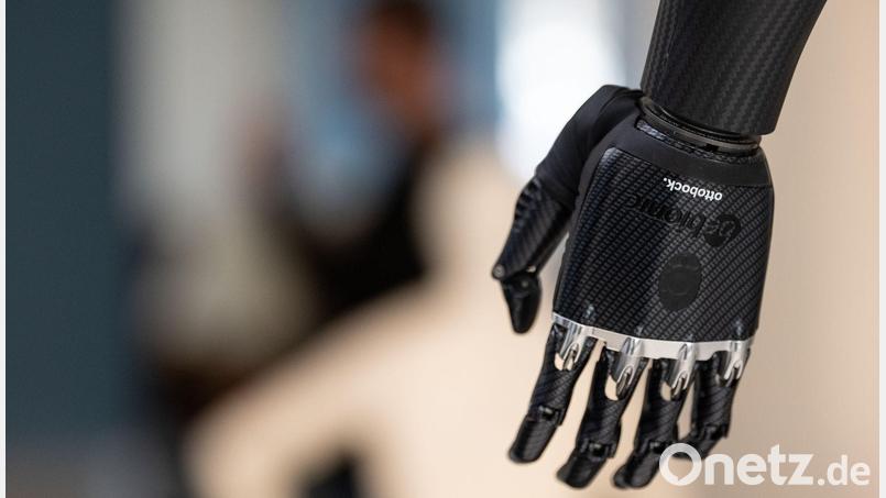 Handprothese im Showroom von Ottobock in Duderstadt. Der Orthopädietechnikhersteller geht an die Börse. Bild: Swen Pförtner/dpa