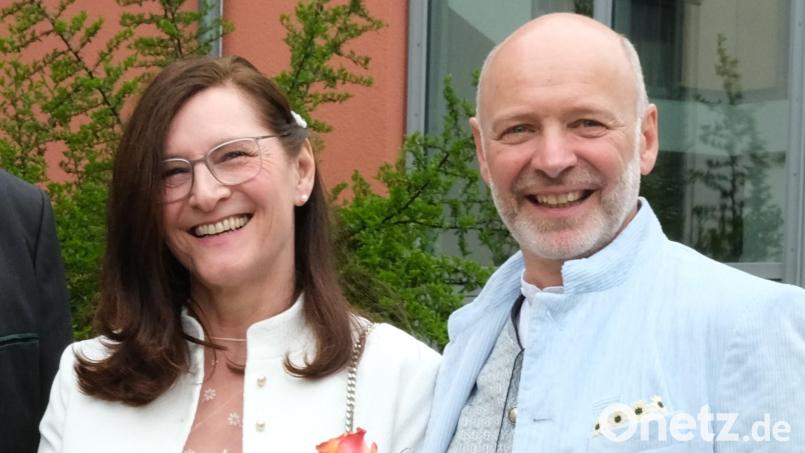 Kurt Mieschala, hier nach der Trauung mit Ehefrau Anette Großer, bewirbt sich für die &quot;Unabhängigen Wähler&quot; um das Amt des Schwandorfer Oberbürgermeisters. Archivbild: Hirsch
