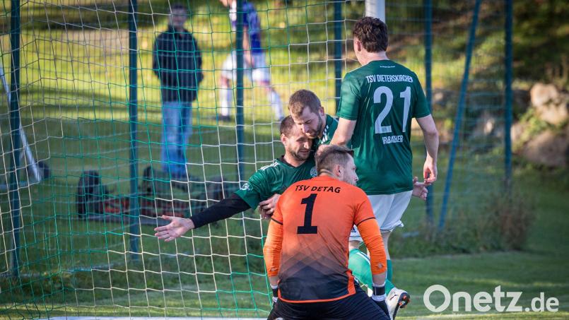 Detag-Torwart Jonas Lang ist geschlagen, Florian Kaiser (hinten mit ausgebreiteten Armen) lässt sich für seinen Treffer zum 3:3 in letzter Minute feiern. Der TSV Dieterskirchen holte nach einer spannenden Schlussphase noch einen Punkt . Bild: Günter Uschold