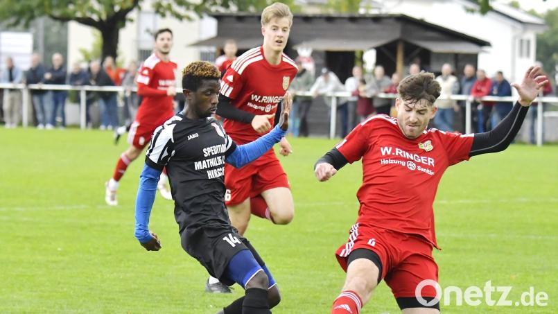 Johannes Dotzler (rechts) vom SV Hahnbach geht in dieser Szene gegen Daouda Barry (links) vom SV Inter Bergsteig Amberg entschieden zu Werke. Bild: Hubert Ziegler