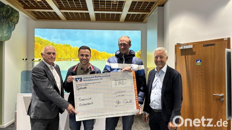 Obligatorische Spendenübergabe - v.l. n.r. Geschäftsstellenleiter Richard Götz, Initiatoren des Crowdfunding vom Tennisclub Dominic Reiter und Matthias Sporrer, Regionalmarktleiter Stefan Schedl. Bild: Dominic Reiter
