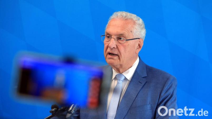 Bayerns Innenminister Joachim Herrmann (CSU) hat die Änderungen per Anweisung verfügt. (Archivbild) Bild: Karl-Josef Hildenbrand/dpa