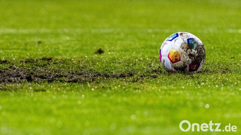 Der spanische Fußball trauert um einen jungen Torhüter. (Archivfoto) Bild: David Inderlied/dpa
