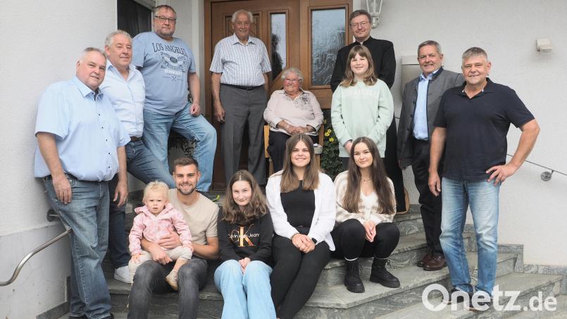 Margareta und Johann Lindner aus Welluck (oben, Mitte) haben am Samstag Diamantene Hochzeit gefeiert. Bild: kek