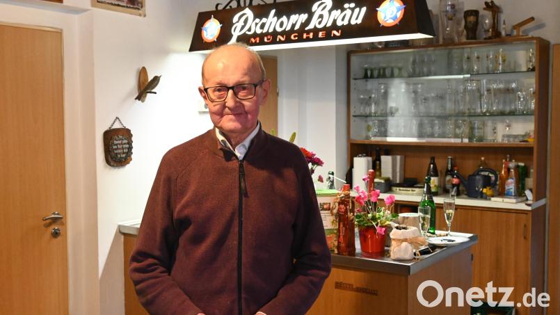 Auf stolze 95 Jahre kann der für sein Alter topfitte Gastwirt Johann Eckl zurückblicken. Bild: kki