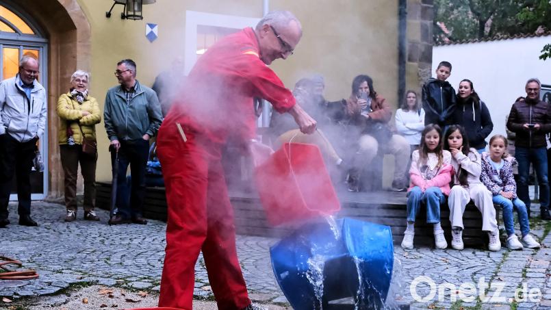 In seinem Live-Experiment &quot;Die Kraft des Vakuums&quot; ließ Professor Andreas Weiß von der OTH Amberg-Weiden ein glattes, rundes Stahlblech-Fass in nur wenigen Sekunden zu einem verschrumpelten Blechhaufen werden. Das Experiment, das auf dem Vorplatz des Luftmuseums stattfand, könnte auch &quot;Die Kraft des Luftdrucks&quot; heißen, erklärte er hinterher. Bild: Peter Ringeisen