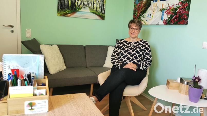 Sonja Prüfling aus Teunz freut sich in ihrer neuen Praxis &quot;Gedankenreise&quot; auf Gespräche in entspannter Atmosphäre. Bild: Portner
