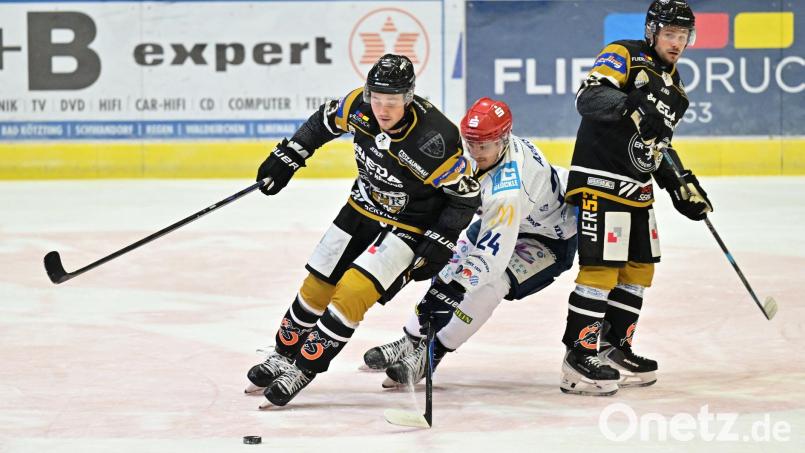 Nolan Gardiner (links) traf am Sonntagabend doppelt für den ERSC Amberg. Bild: Hubert Ziegler