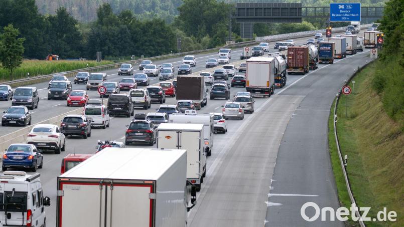 Wegen des langen Wochenendes und der Herbstferien wird mit Staus vor allem an den Samstagen im Oktober gerechnet. (Archivbild) Bild: Pia Bayer/dpa