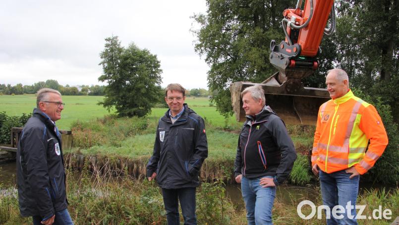 Der Bagger steht schon bereit. Am Freitag erfolgte der offizielle Baustart für die neue Wehranlage. Mit dabei waren von links Bürgermeister Franz Stahl, Stadtbaumeister Andreas Ockl, Markus Münchmeier vom Ingenieurbüro Münchmeier-Eigner und Manfred Brunner von der Baufirma Gollwitzer aus Floß. Bild: kro