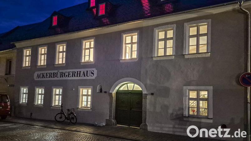 Das Ackerbürgerhaus in Bärnau hat bereits einen frischen Anstrich erhalten. Im Dachgeschoss wurde die LED-Beleuchtung getestet – zu erkennen an den Fenstern, durch die rotes Licht scheint. Dort können ab Oktober standesamtliche Trauungen stattfinden. Bild: Georg Sollfrank/exb
