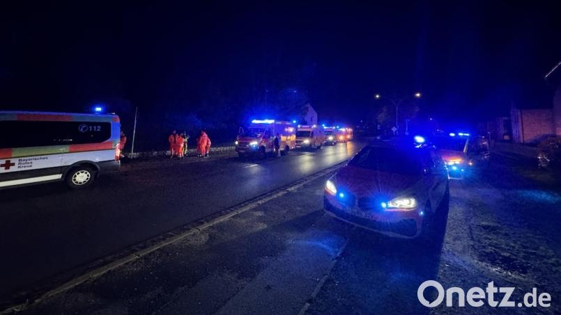 Samstagnacht eilten viele Einsatzkräfte nach Pfreimd, weil auf der Kirwa Pfefferspray versprüht wurde. Die Fahrzeuge sammelten sich rund um den Friedhof. Bild: Geitner/exb