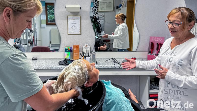 Während Kirsten Hierl (links) einer Kundin die Haare schneidet, ist Chefin Irmi Gimpl heut mal für die Unterhaltung zuständig. Seit 30 Jahren ist sie Inhaberin des Friseursalons Rapunzel am Amberger Wagrain. Bild: Stephan Huber
