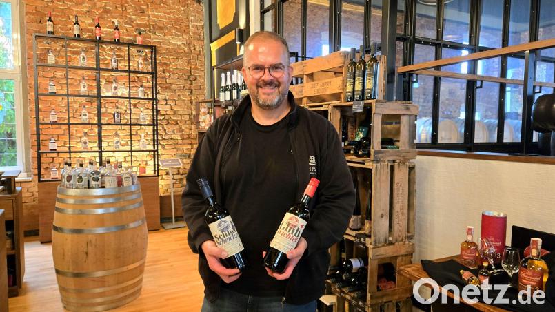 Gregor Schraml mit zwei Sorten aus der &quot;Steinwälder Punschwerkstatt&quot; seiner Brennerei in Erbendorf: Er berichtet von einem stetigen Wachstum des Geschäfts mit Glühwein und Punsch. Bild: lnz