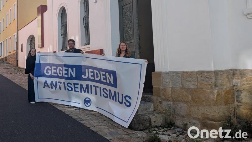 Olga Bart, Stefan Dietl und Kathrin Birner zeigen Flagge gegen jeden Antisemitismus: Auch mit den &quot;Aktionswochen&quot; in Sulzbach-Rosenberg und in Amberg. Bild: wüw