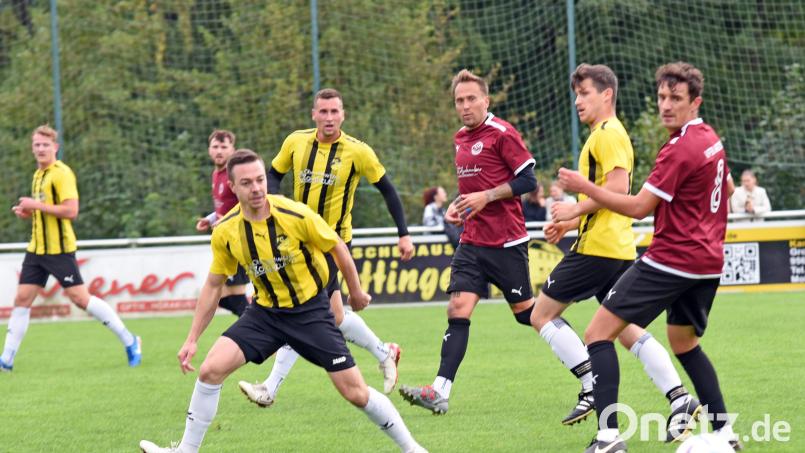 Der FC Tirschenreuth (gelb-schwarze Trikots) fertigte den VfB Arzberg mit 5:0 ab. Bild: Gebert