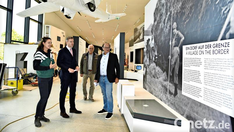 Museumsleiter Robert Lebegern (rechts) zeigt dem Hofer Landrat Oliver Bär (Zweiter von links) die neue Dauerausstellung im neuen Gebäude des Deutsch-Deutschen Museums in Mödlareuth. Bild: Konstantin Kraft