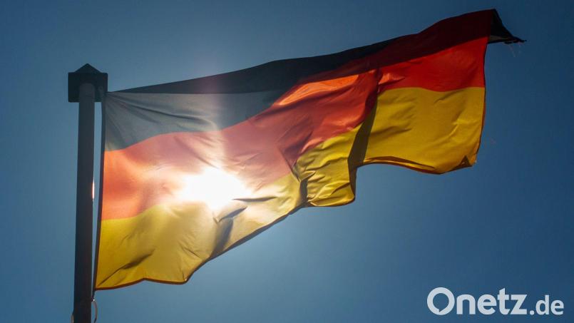 Die deutsche Wiedervereinigung wurde am 3. Oktober 1990 vollendet. Auch dreieinhalb Jahrzehnte später sind die Einkommen in den alten Bundesländern jedoch immer noch höher. (Symbolbild) Bild: Fernando Gutierrez-Juarez/dpa-Zentralbild/dpa