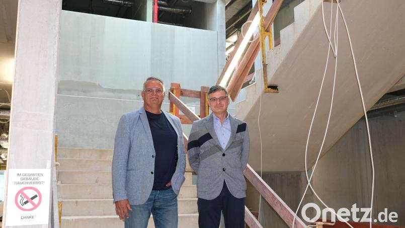 Architekt Siegfried Knipl (links) und Schulleiter Oliver Vogel (rechts) sind zuversichtlich, dass der Neubau des Sonderpädagogischen Förderzentrums Nabburg bis Mai 2026 fertig wird. Bild: Hirsch