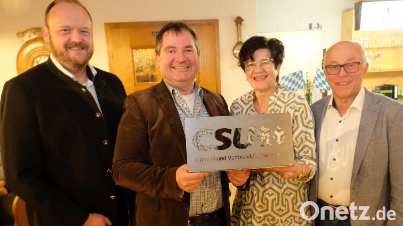 Einstimmig wählten die Mitglieder des CSU-Ortsverbandes Vorbach und Oberbibrach Alexander Goller (Zweiter von links) erneut zum Bürgermeisterkandidaten. Es gratulierten CSU-Ortsvorsitzende Irmi Bauer, Landrat Andreas Meier (links) und dessen Stellvertreter Albert Nickl. Bild: do