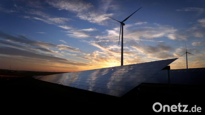 Solarstrom legt in Deutschland weiter zu - die Stromerzeugung von Windrädern ging zurück. Bild: Karl-Josef Hildenbrand/dpa