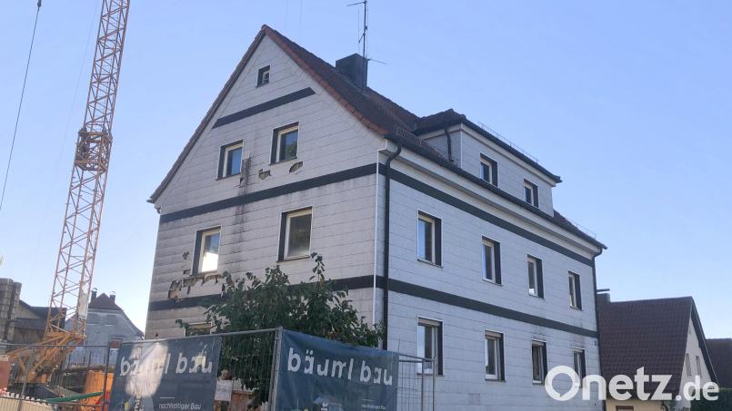 Das Wohnanwesen Marienstraße 36 ist eines von insgesamt drei sanierungsbedürftigen Immoblien nahe der Wallfahrtskirche. Seit Monaten wird dort umgebaut, saniert und für die künftigen Mieter attraktiv gestaltet. Bild: wro