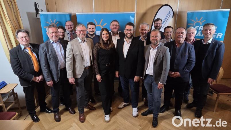 Landratskandidat Stefan Kroher mit seiner Ehefrau Julia, Landesvize und Kreisvorsitzender Hans Martin Grötsch, Landtagsabgeordneten Bernhard Heinisch und Mitgliedern des Kreisvorstandes und Kreistagsfraktion Bild: Dominik Gruber