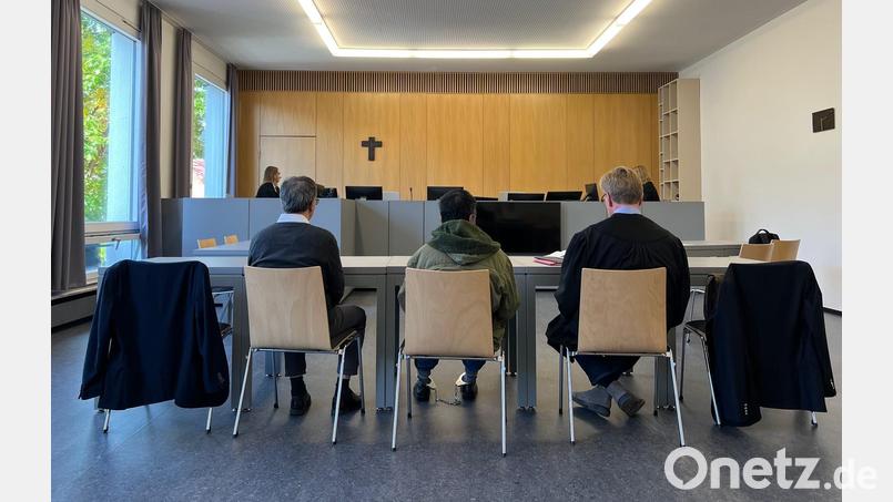 Der 53-jährige Angeklagte wartet mit seinem Rechtsanwalt Johannes Zintl (rechts) und seinem Dolmetscher auf die Urteilsverkündung. Bild: juh