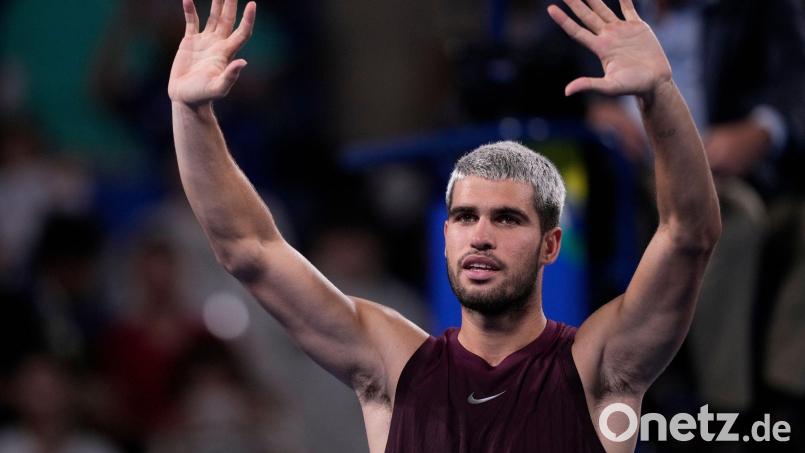 Carlos Alcaraz feiert in Tokio seinen achten Titel in diesem Jahr. Bild: Louise Delmotte/AP/dpa