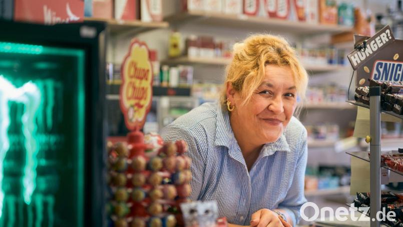 Jeden Tag steht Naciye ab sechs Uhr hinter dem Tresen des Kiosks „Ballerbude“ in der Ruhrgebietsstadt Oer-Erkenschwick. Bild: Sebastian Wolf/ZDF/dpa