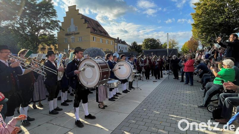 Einen glanzvollen Schlusspunkt unter die Amberger Luftklangmeile setzte das Abschlusskonzert, zu dem sich rund 380 der etwa 400 teilnehmenden Musikerinnen und Musiker auf dem Multifunktionsplatz einfanden. Bild: Susanne Schwab