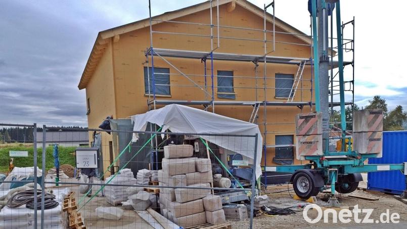 Das Bild der großen Baustelle wird auch von den Ballen bestimmt, in denen die Hanfschäben angeliefert wurden. Bild: ld