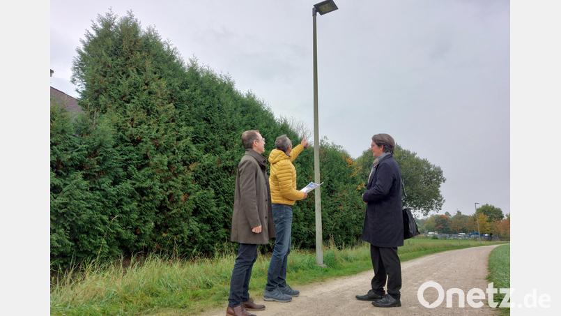 Vor-Ort-Termin mit André Zorger vom Bayernwerk (von links), Bürgermeister Peter Achatzi und Markus Windisch. Die insektenfreundlichen Lampen haben sich in der Sommerzeit bewährt und werden in der kommenden Winterzeit die Farbtemperatur wieder hochregeln. Bild: mfh