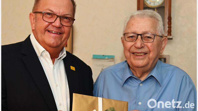 Gut gelaunt war Rudolf Randler (rechts), als ihm Bürgermeister Martin Preuß zum 90. Geburtstag gratulierte und einige Euro Amberger Stadtgeld überreichte, die der Jubilar durchaus brauchen kann, denn am Abend lud der Jubilar &quot;seine&quot; Familie zum Feiern in den Winkler-Bräu ein. Bild: gf