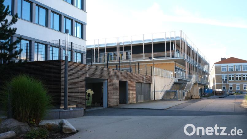 Bis Pfingsten 2026 soll der Neubau des Sonderpädagogischen Förderzentrums Nabburg (Mitte) fertiggestellt sein. Das Gebäude liegt zwischen der Realschule (links) und der Berufsschule (rechts). Bild: Hirsch
