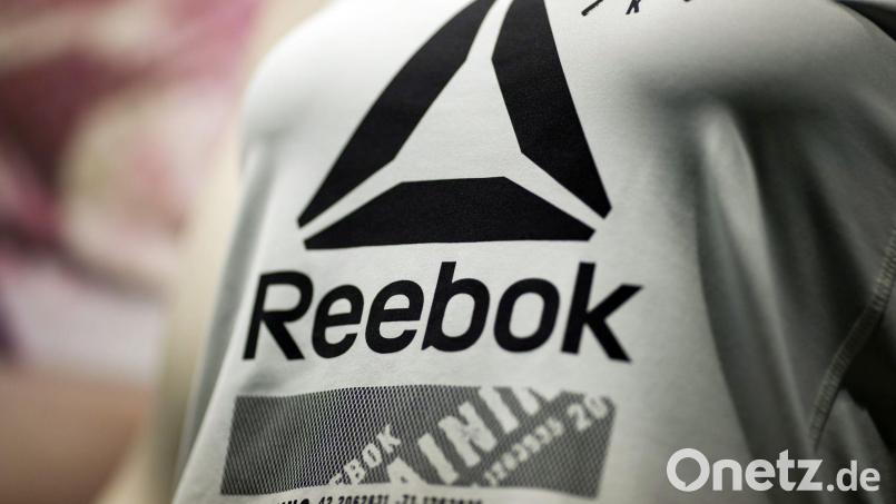 Das Reebok-Logo auf einem Shirt. (Archivbild) Bild: Daniel Karmann/dpa