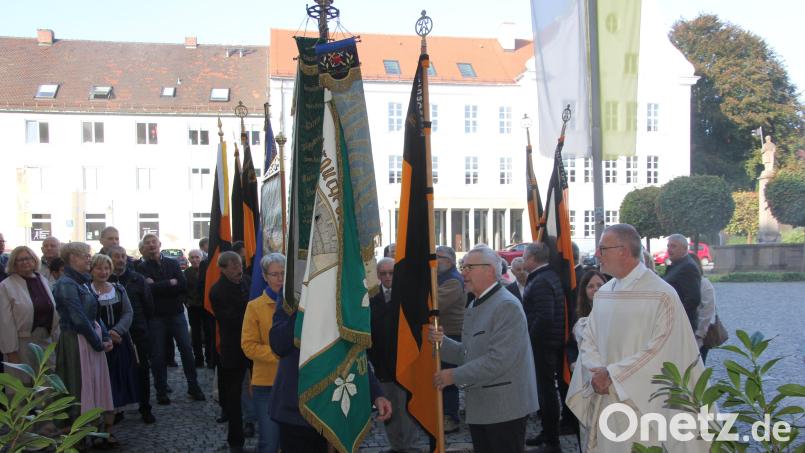 Startklar für den Einzug in die Basilika: Mit ihren Bannern nahmen Abordnungen von Kolpfingsfamilien und anderen Vereinen an den Feierlichkeiten teil. Bild: kro