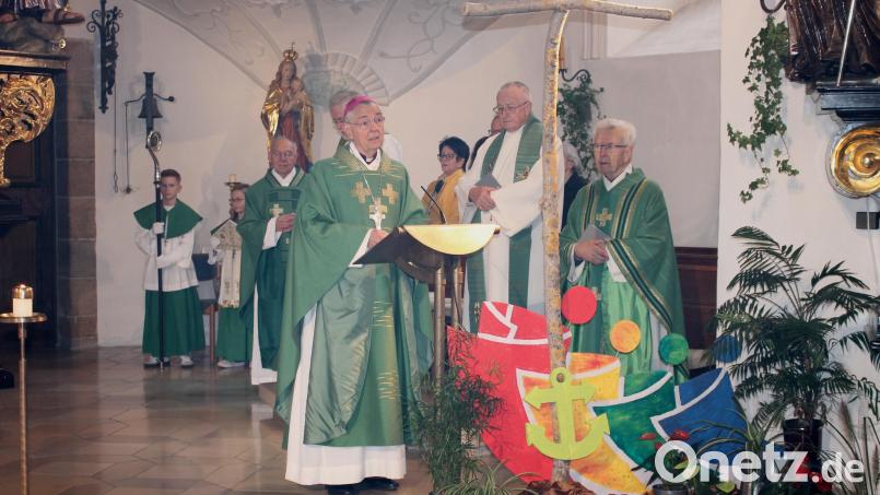 Eine langjährige Freundschaft verband nicht nur den emeritierten Bamberger Erzbischof Ludwig Schick (am Ambo) mit Hans Schwemmer: Zu den Weggefährten des vor 80 Jahren in Riggau geborenen, in der Pressather Kirche beigesetzten Kirchendiplomaten zählten unter anderem (von rechts) Pfarrer Josef Beer (Kaplan in Pressath 1971-1977) und der emeritierte Bamberger Domkapitular Josef Zerndl. Bild: Bernhard Piegsa