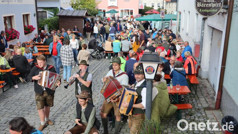Auf der Genussmeile gab es Schmankerl für Leib und Seele. Hier spielten Musiker zünftig vor dem &quot;Bärenwirt&quot; auf. Bild: mrr