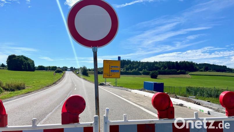 Die Fahrbahn der Bundesstraße B22 zwischen Leuchtenberg und Bernrieth wird derzeit erneuert. Aus diesem Grund kommt es immer wieder zu Verkehrsbehinderungen. Archivbild: Gabi Schönberger