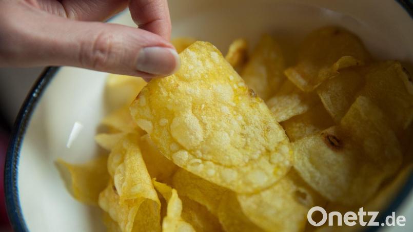 Chips gehören zu den beliebtesten Snacks bei Verbrauchern in Deutschland - manche essen sie auch im Bett. (Archivfoto) Bild: Daniel Karmann/dpa