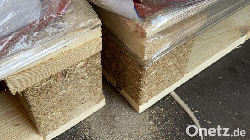 Bei einer Gefahrgutkontrolle auf der A 6 entdeckte die Polizei auf der Ladefläche eines Lastwagens einen beschädigten Sack, aus dem ein umweltgefährdender Stoff austrat. Bild: VPI Amberg