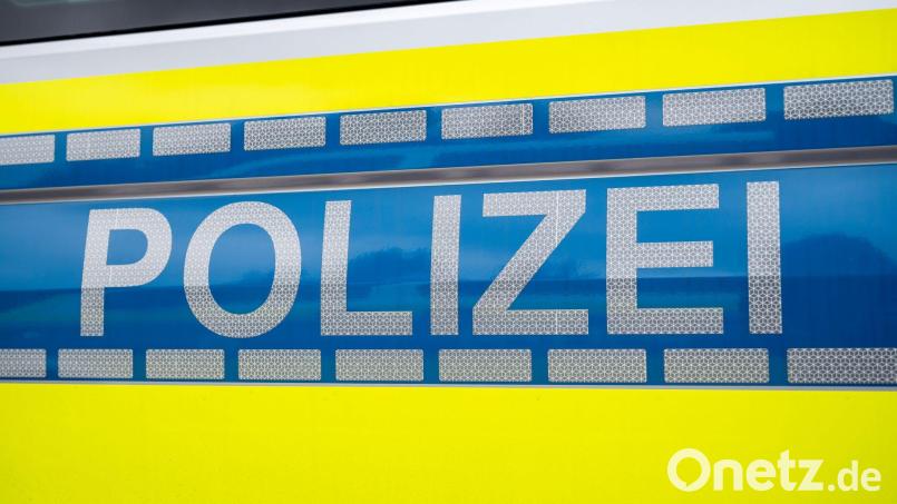 Ein Opel Astra wurde auf dem Parkplatz der Siebenquelltherme in Bad Weißenstadt beschädigt. Die Polizei sucht Zeugen. Symbolbild: Daniel Vogl/dpa